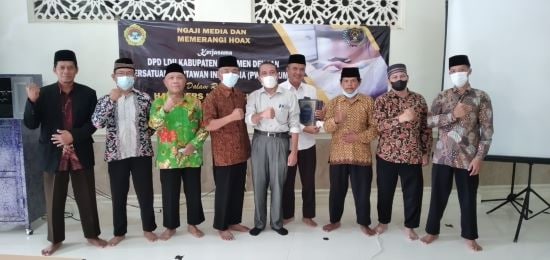 Pengurus DPD LDII Kebumen bersama wartawan Suarabaru.id yang juga Penasihat PWI Kebumen Komper Wardopo.(Foto:SB/Ist) Pengurus DPD LDII Kebumen bersama wartawan Suarabaru.id yang juga Penasihat PWI Kebumen Komper Wardopo.(Foto:SB/Ist)