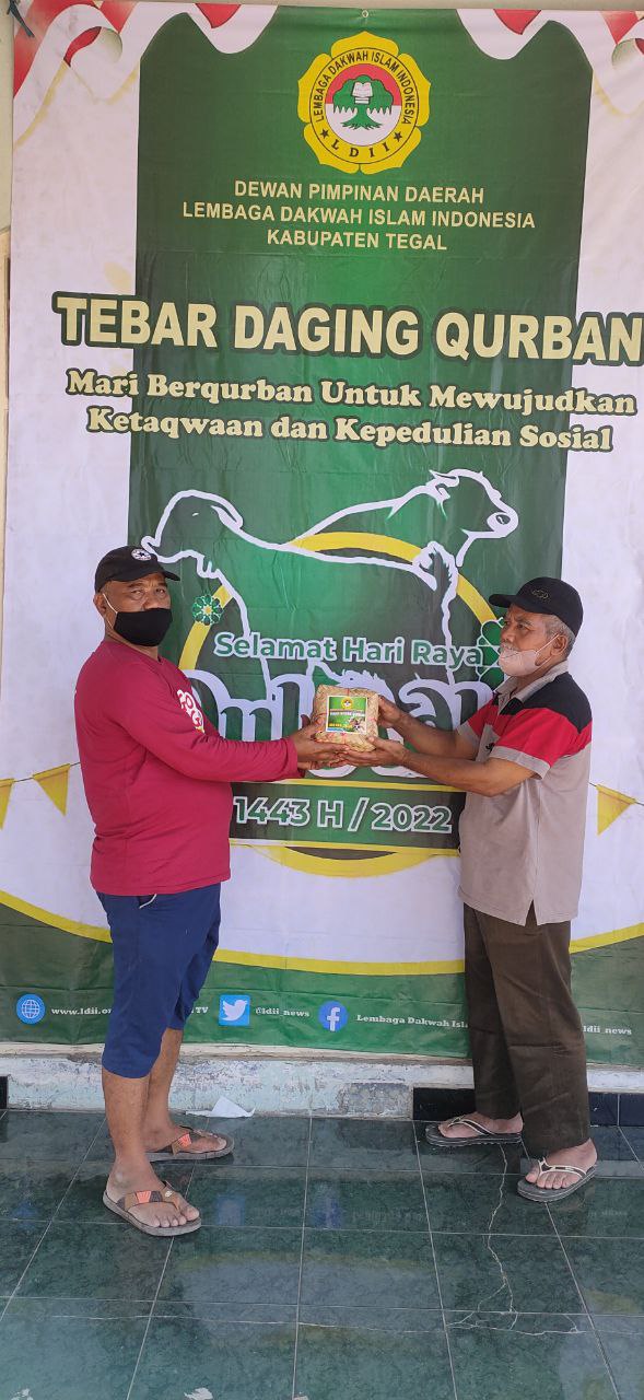 Ketua DPD LDII Kabupaten Tegal menyerahkan paket daging kurban secara simbolis kepada Ketua RT O9 RW 02, Desa Temboklor, Adiwerna